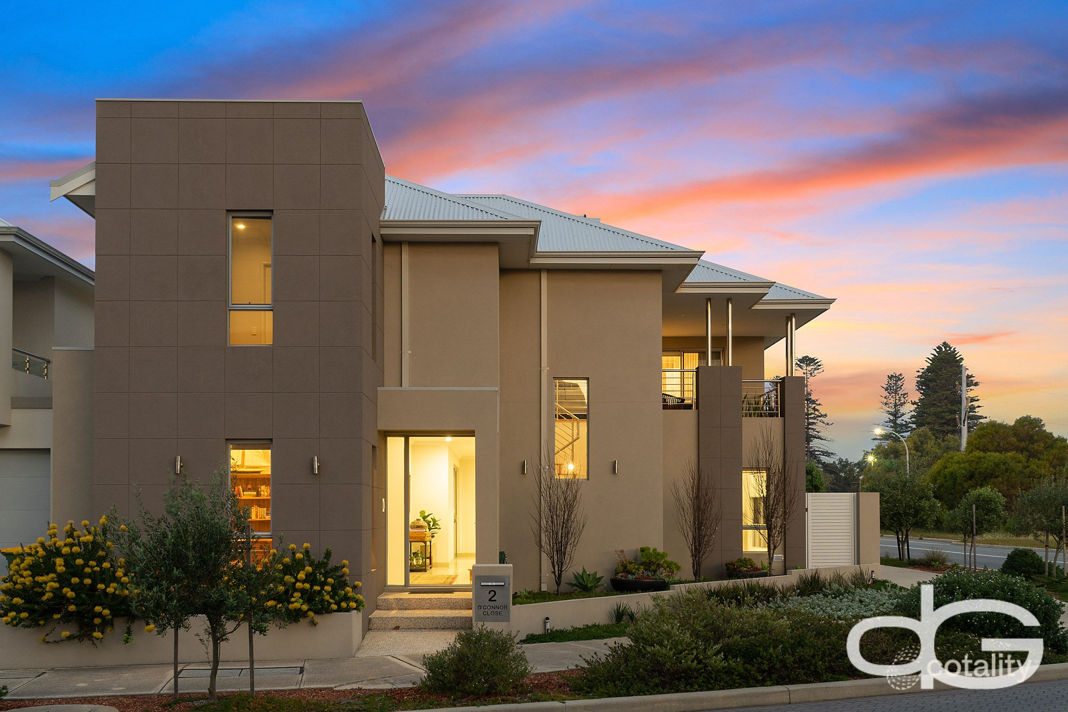 2 O'Connor Cl, North Coogee, WA 6163