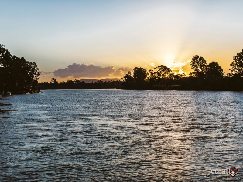 3210/211 King Arthur Tce, Tennyson, QLD 4105