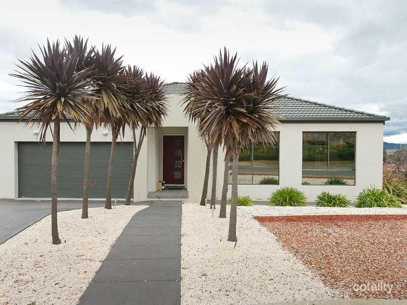 2 Hunter Cl, Jerrabomberra, NSW 2619