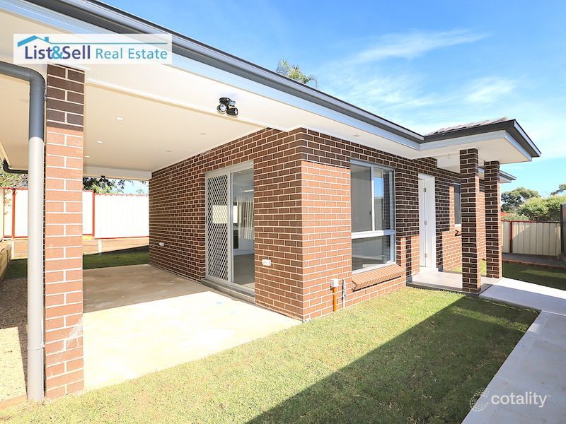 17 Buttercup St, Macquarie Fields, NSW 2564