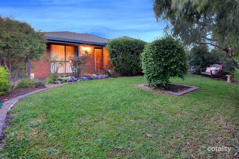 2 Pigalle Dr, Mornington, VIC 3931