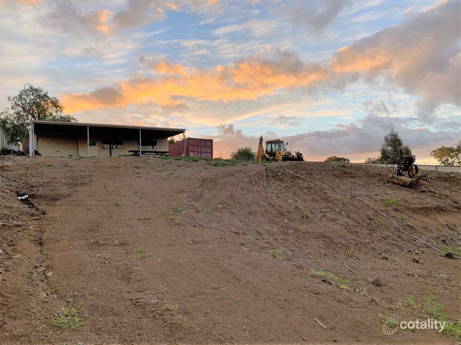 27 Phipps Dr, Meringandan West, QLD 4352