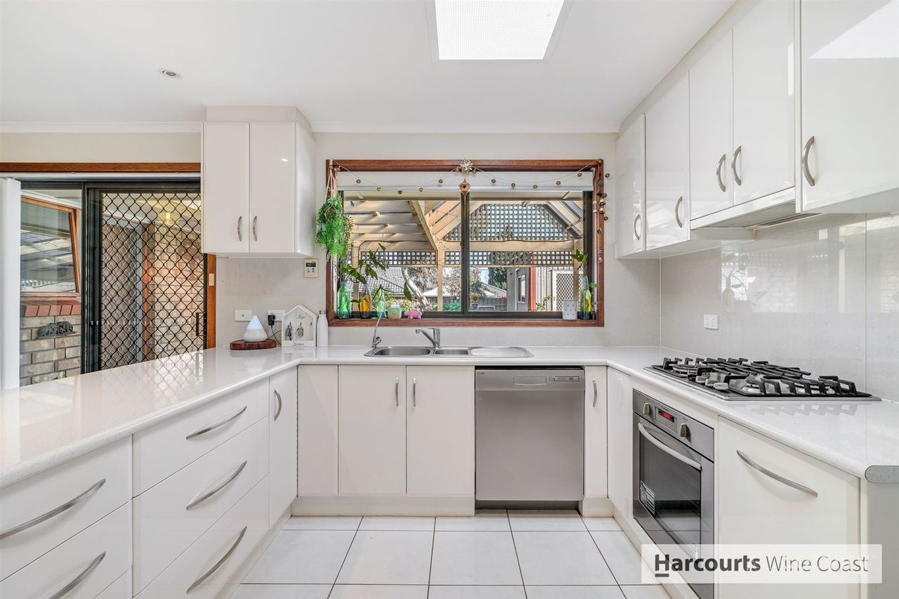 8 Potter Dr, Woodcroft, SA 5162