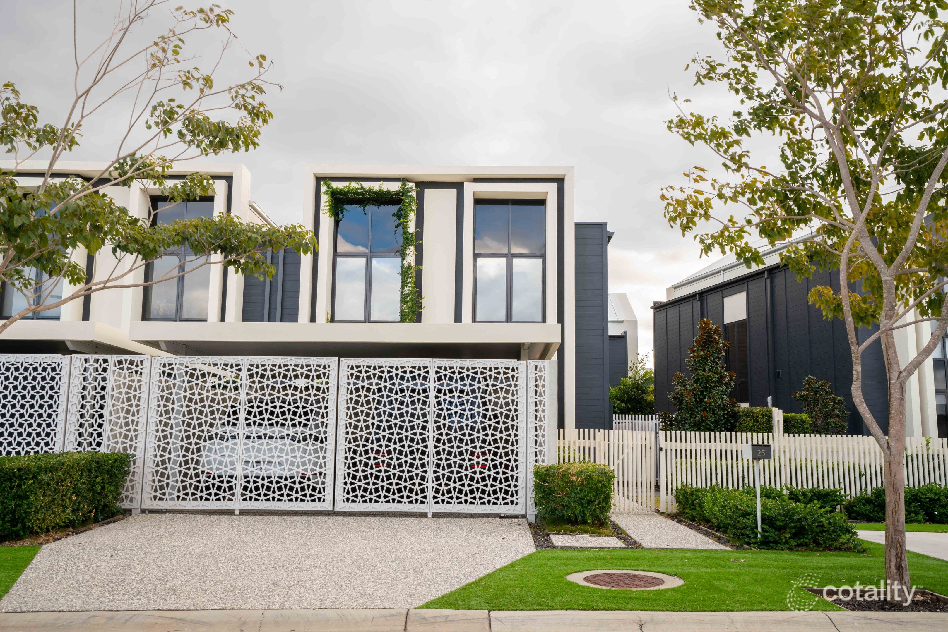 25 Sanctuary Ct, Mermaid Waters, QLD 4218