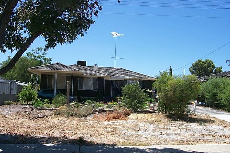 11 Sicklemore Rd, Parmelia, WA 6167