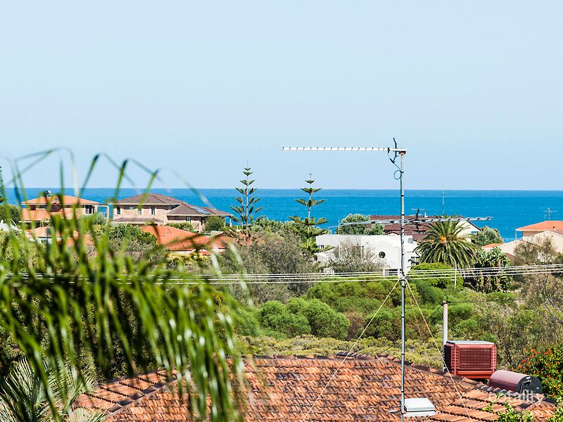 32a Scrivener Pl, Halls Head, WA 6210