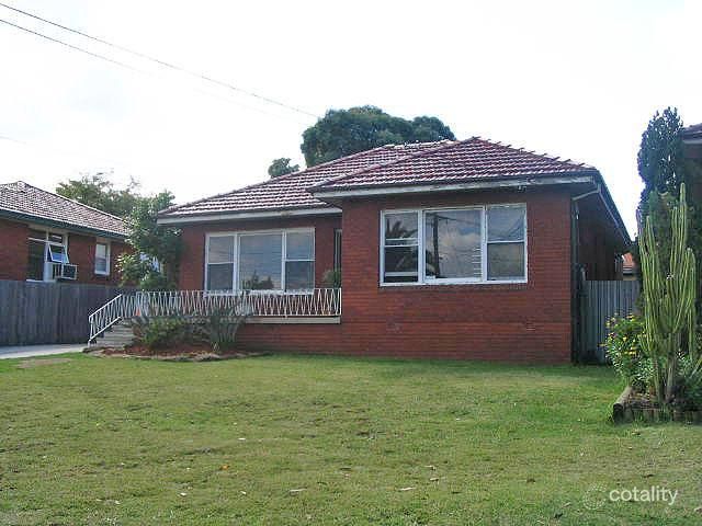 7 Peter Cres, Greenacre, NSW 2190