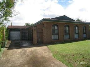 2 Topaz Pl, Bossley Park, NSW 2176