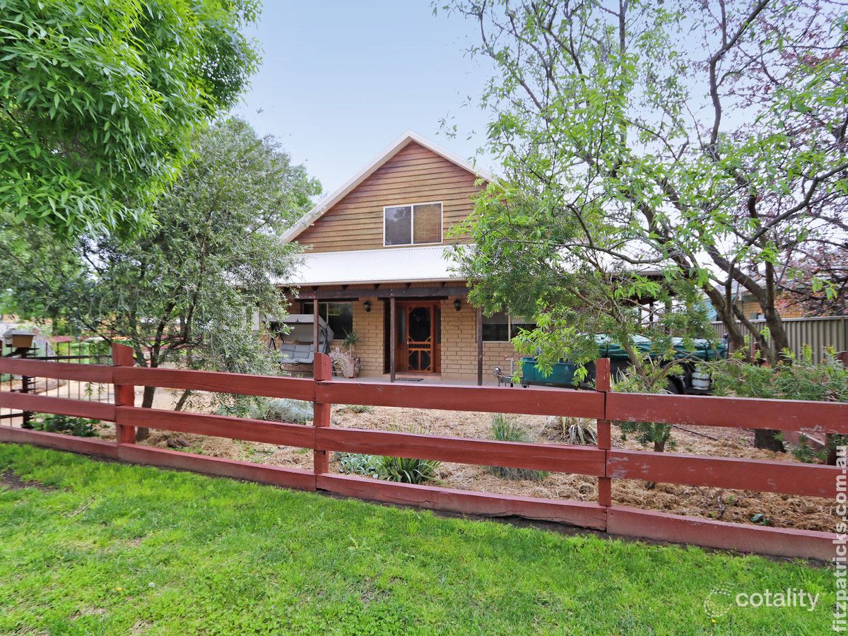 13 Lake St, Lake Albert, NSW 2650