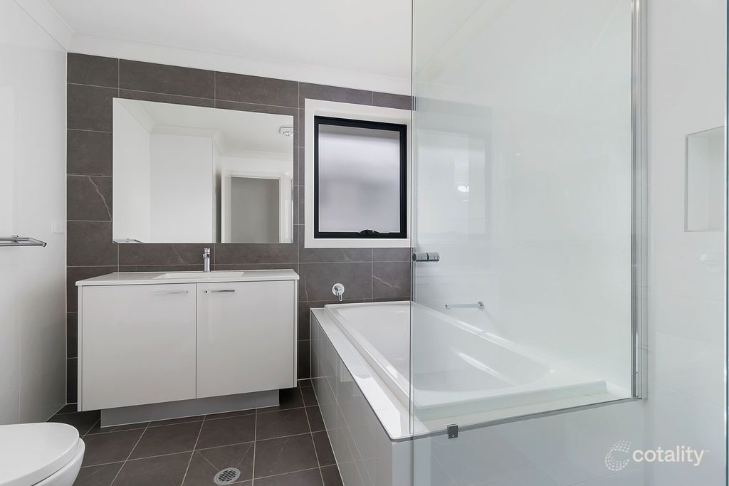 4 Bartholomew Cct, Moorebank, NSW 2170