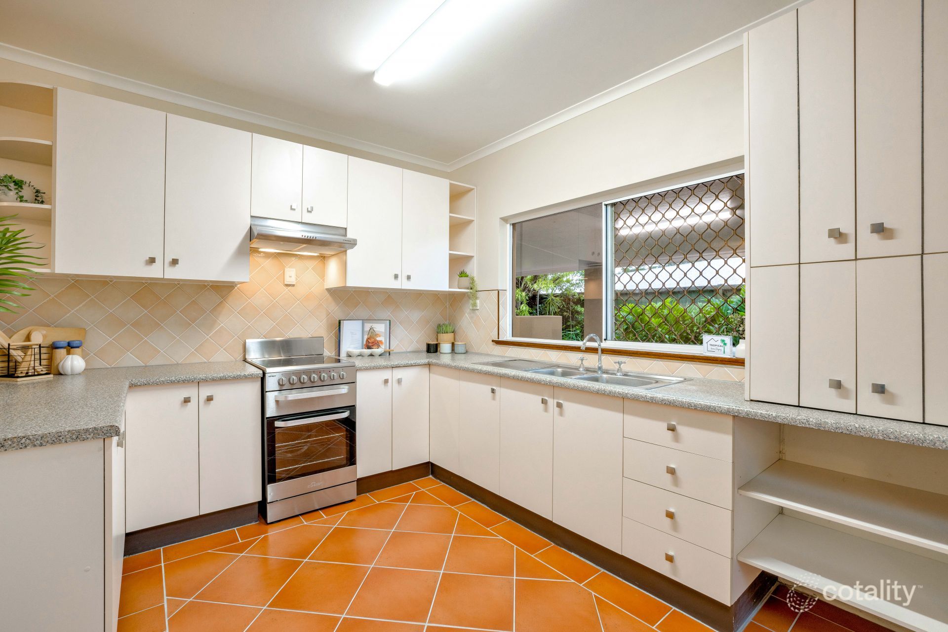3 Fraser Cl, Kanimbla, QLD 4870