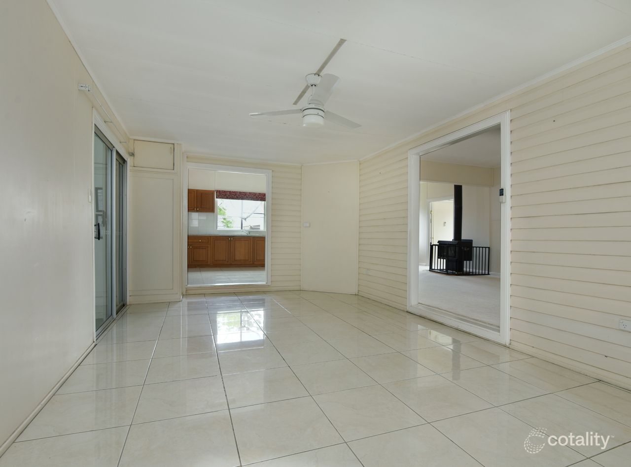 42 Toowoomba Rd, Oakey, QLD 4401