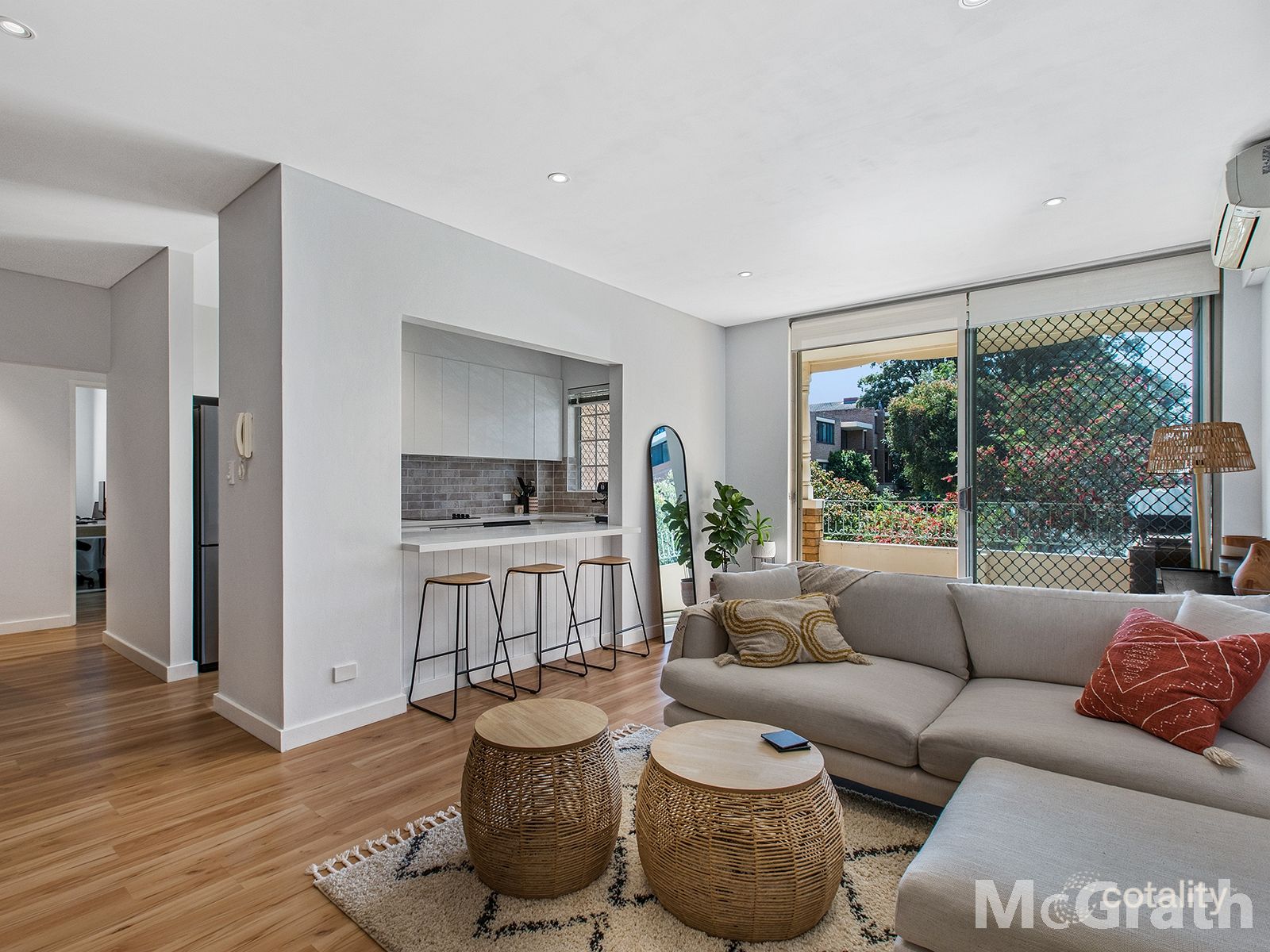 2/10 Hampton Court Rd, Carlton, NSW 2218