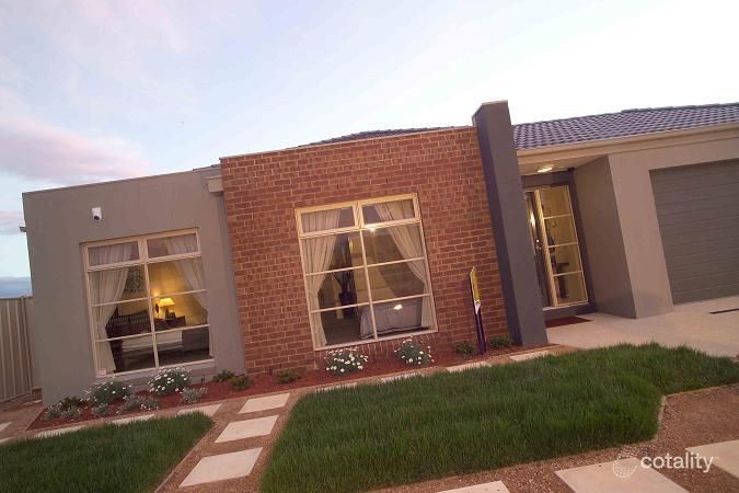 19 Chesterfield Rd, Cairnlea, VIC 3023