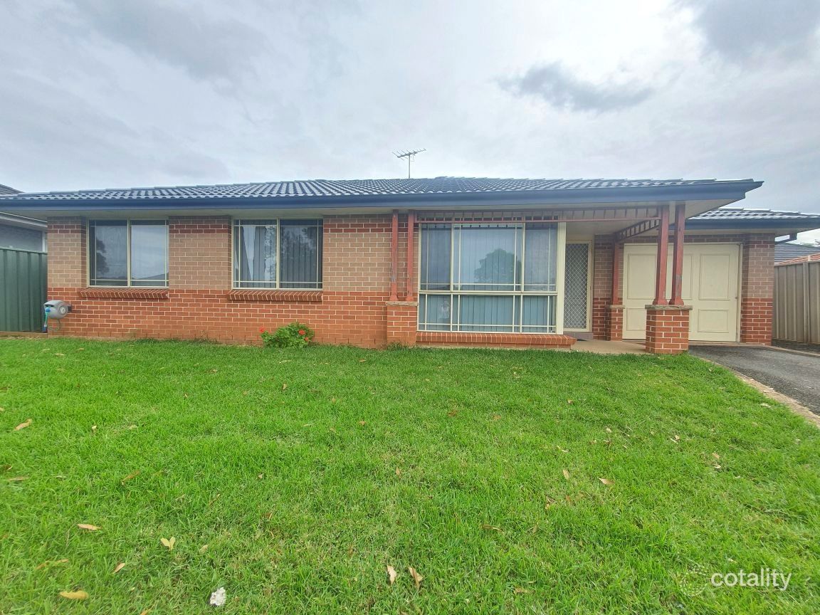 16 Tamworth Cres, Hoxton Park, NSW 2171