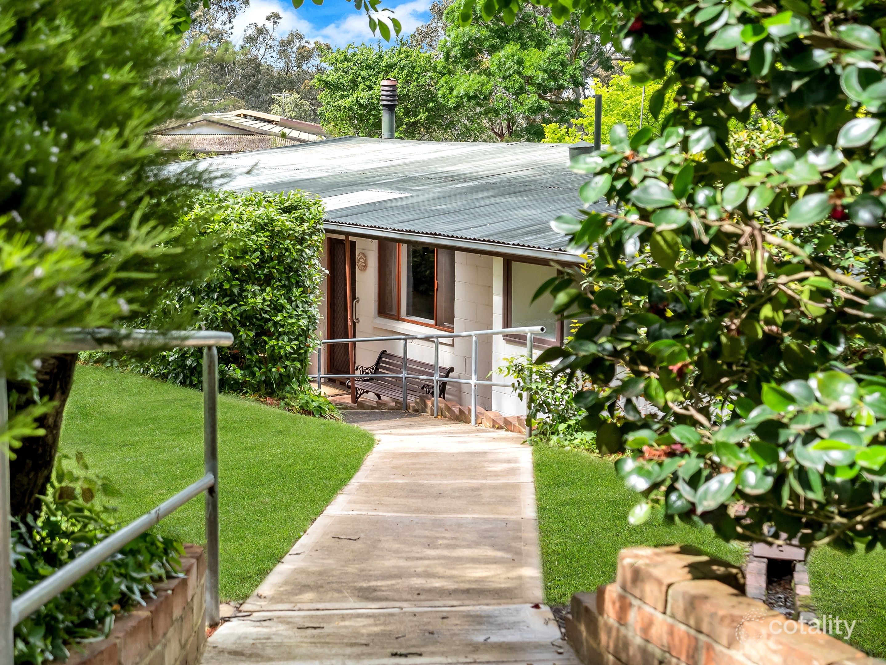 17 Emmett Rd, Crafers West, SA 5152