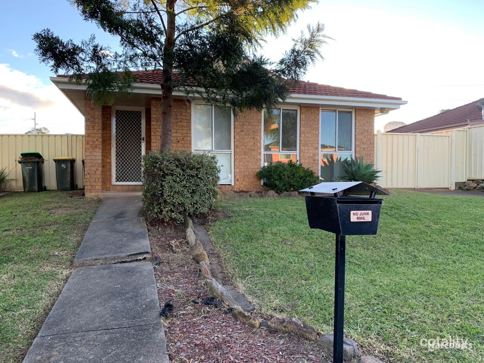 8 Karrabul Rd, St Helens Park, NSW 2560