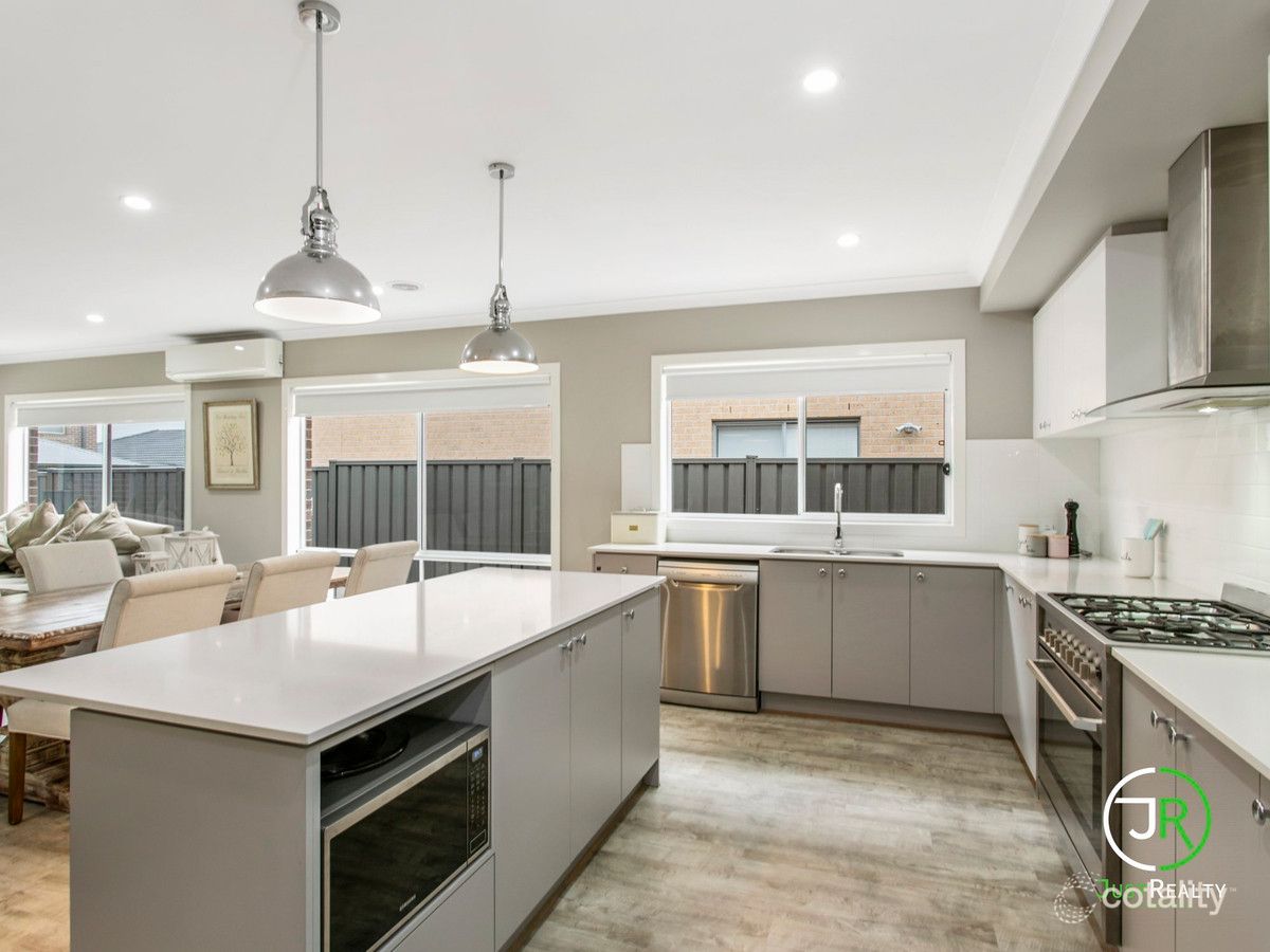 28 Nagle Cres, Cranbourne West, VIC 3977