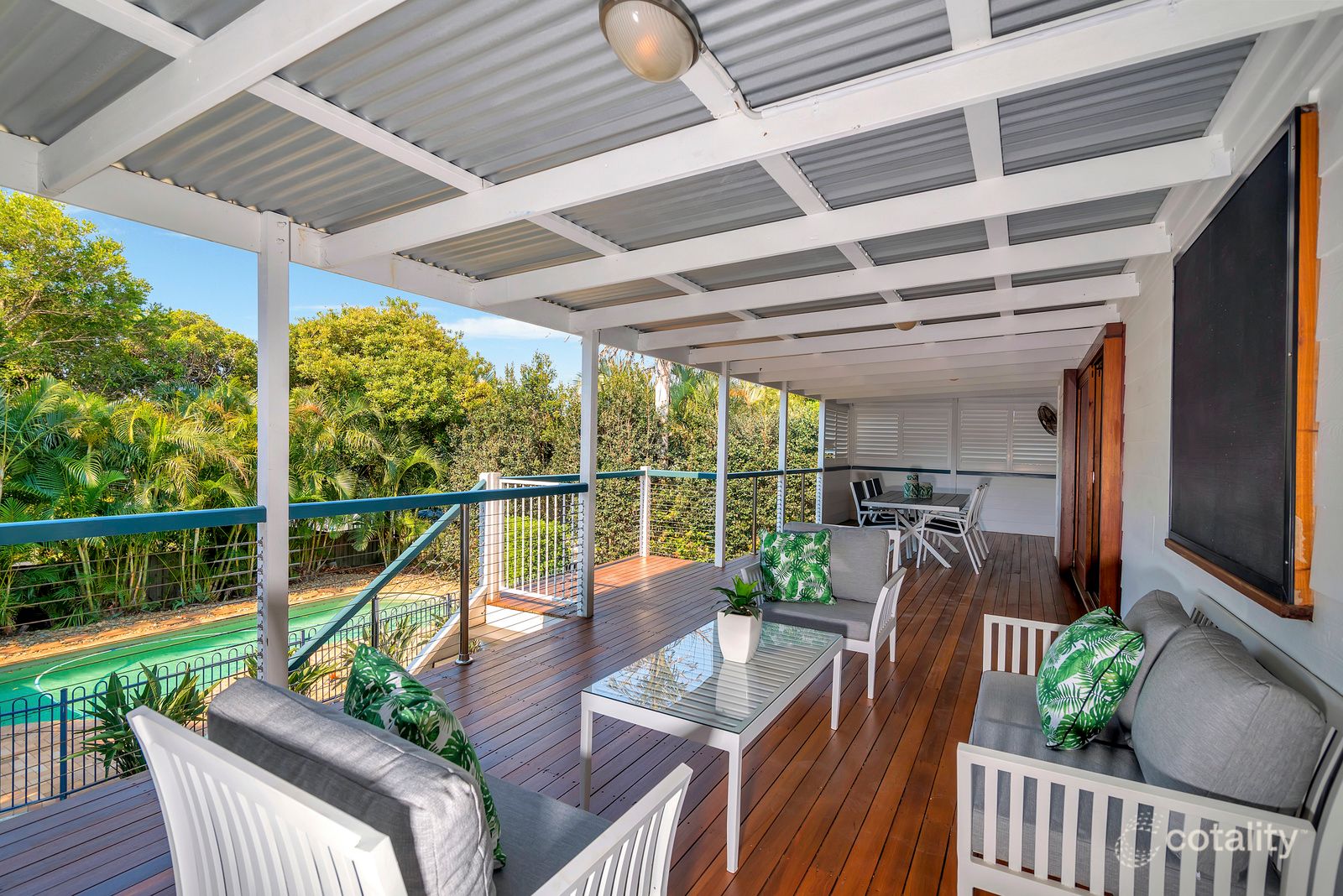 5 Third Ave, Labrador, QLD 4215