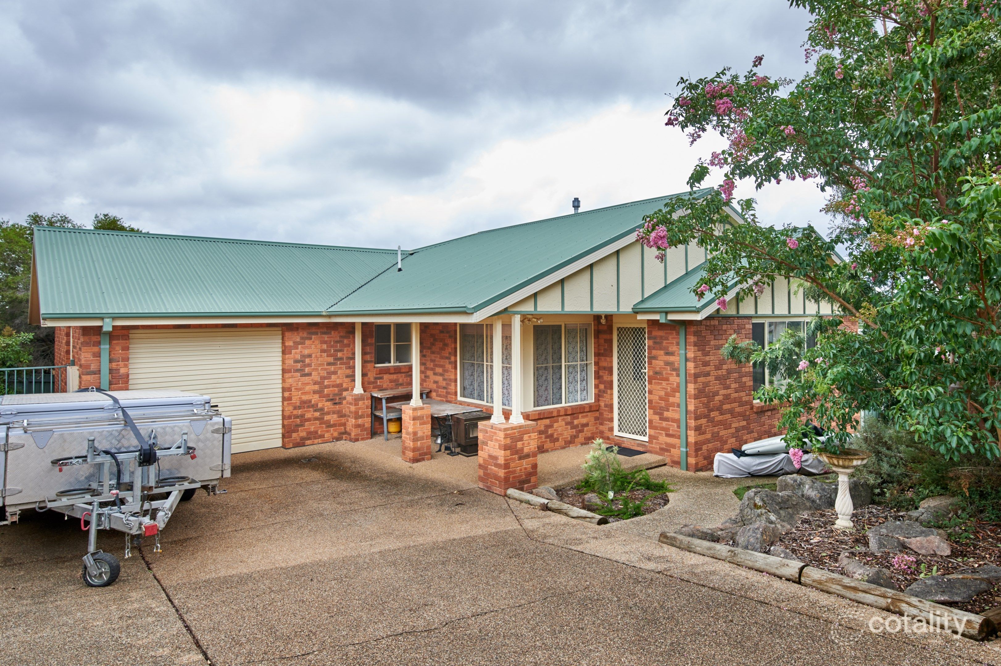 2/3 Kincora Pl, Bourkelands, NSW 2650