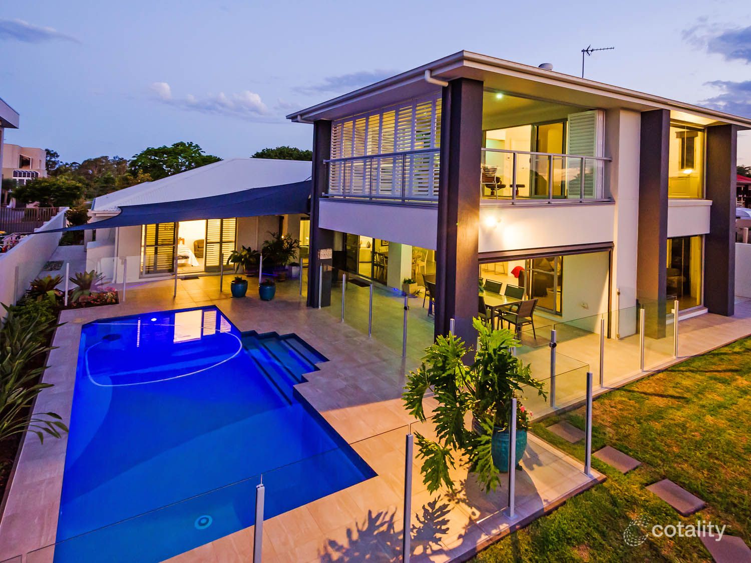 48 Lindsay Pde, Paradise Point, QLD 4216