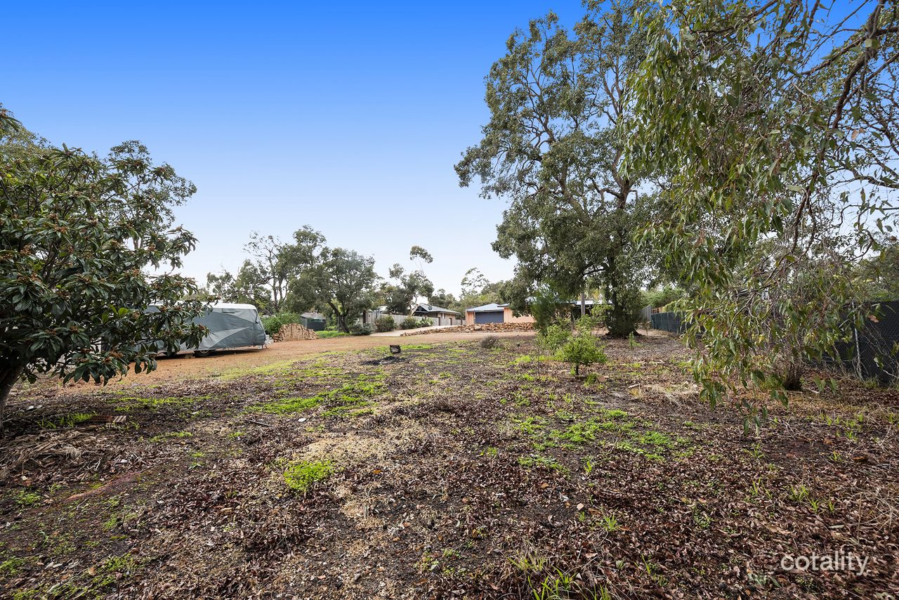 30 Robins Rd, Kalamunda, WA 6076