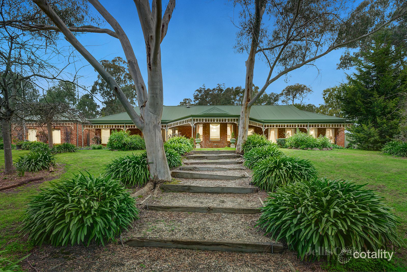 12 Raymond Elliot Ct, Park Orchards, VIC 3114