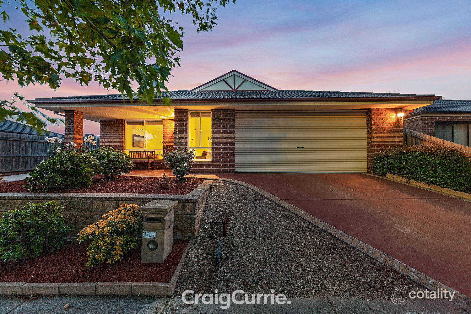104 Sandalwood Dr, Pakenham, VIC 3810