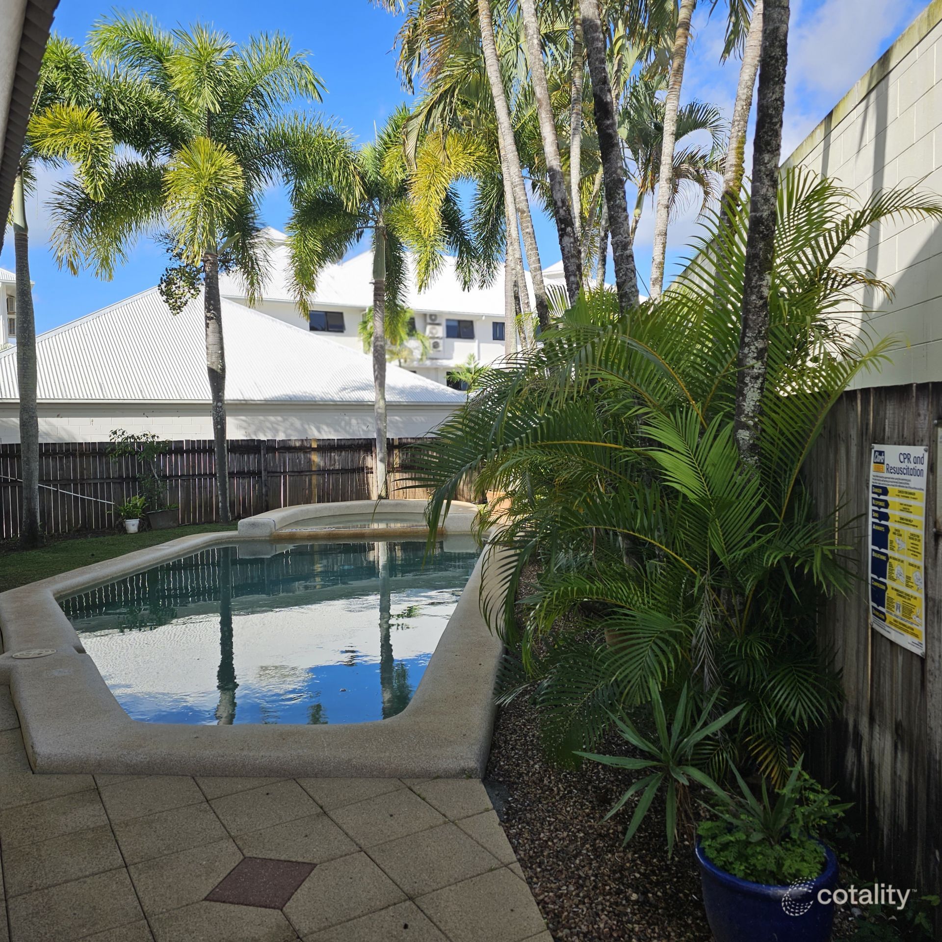 2/5 Lily St, Cairns North, QLD 4870