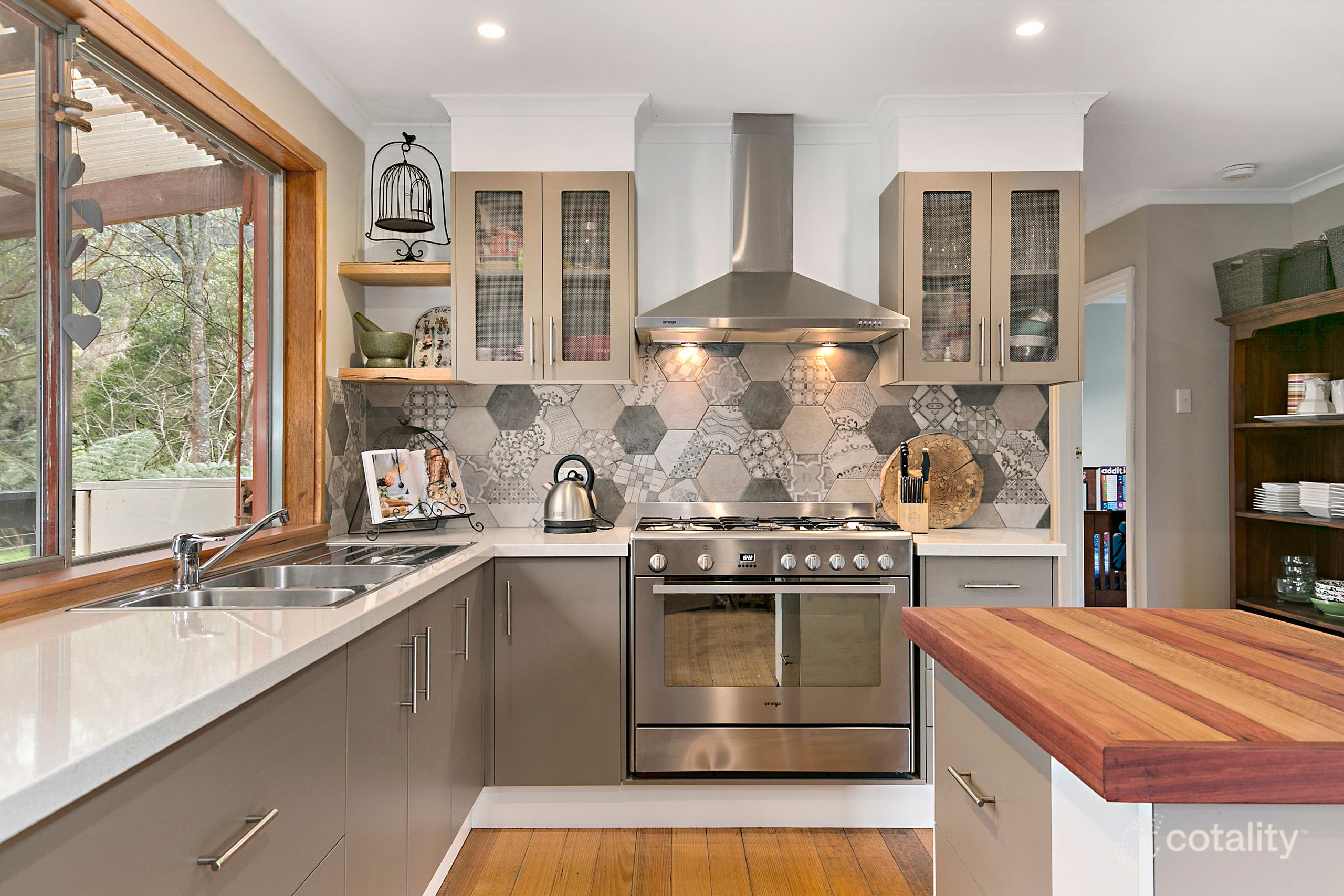 6 Shirley Ave, Warburton, VIC 3799