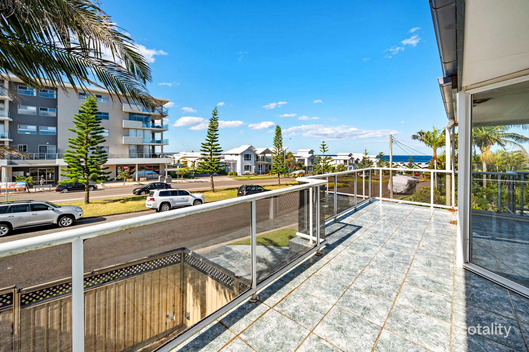 2 Mawson Cl, Caves Beach, NSW 2281