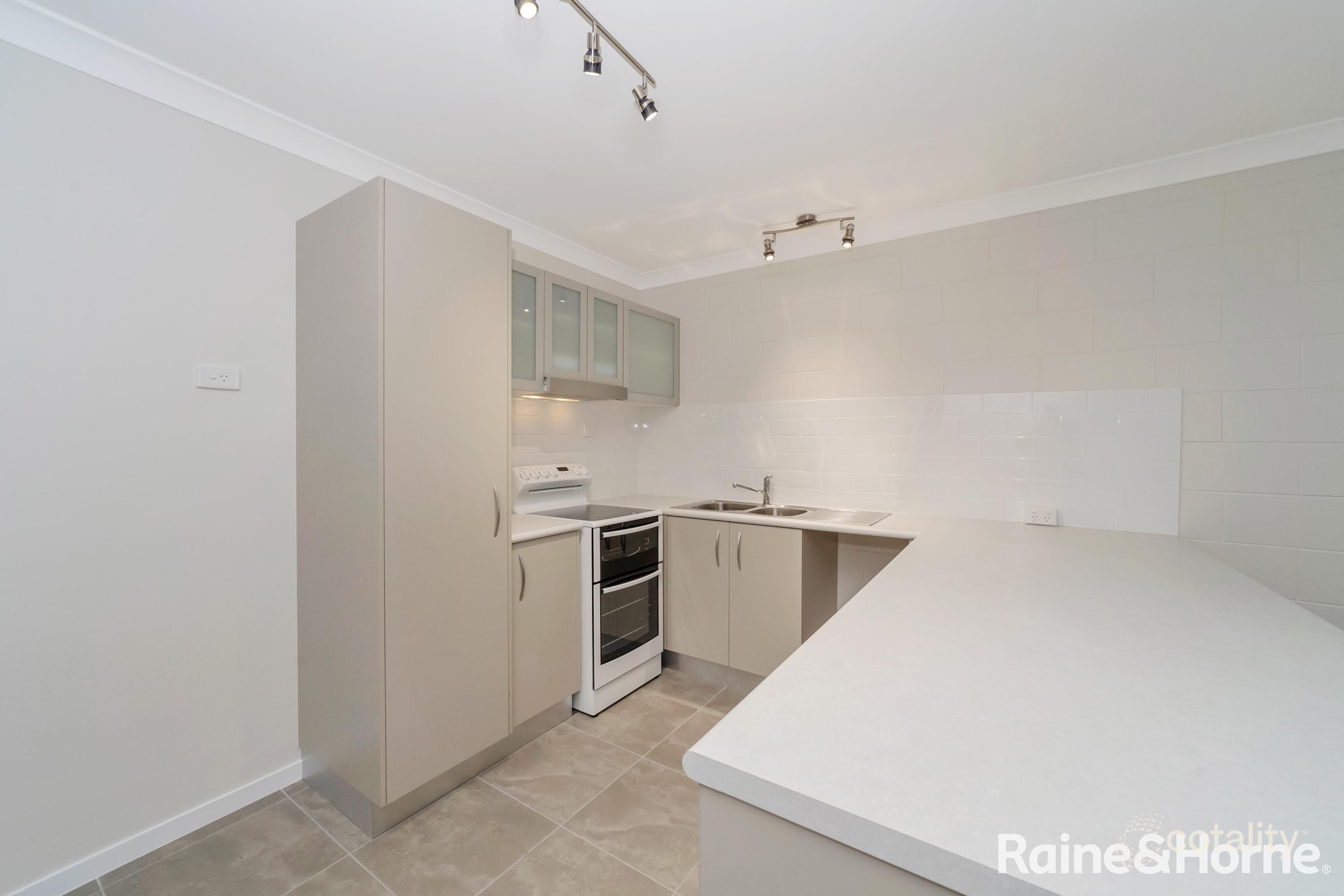 2/18-20 Roberts St, Hermit Park, QLD 4812