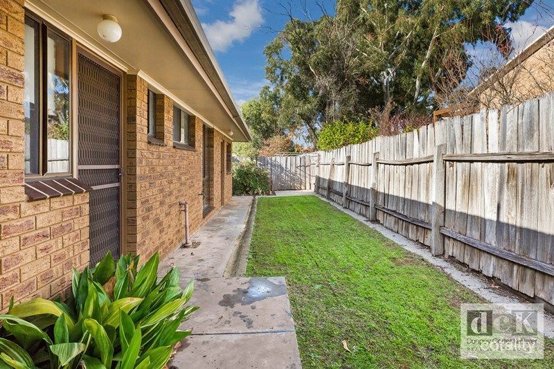 1/3 Button St, Strathdale, VIC 3550