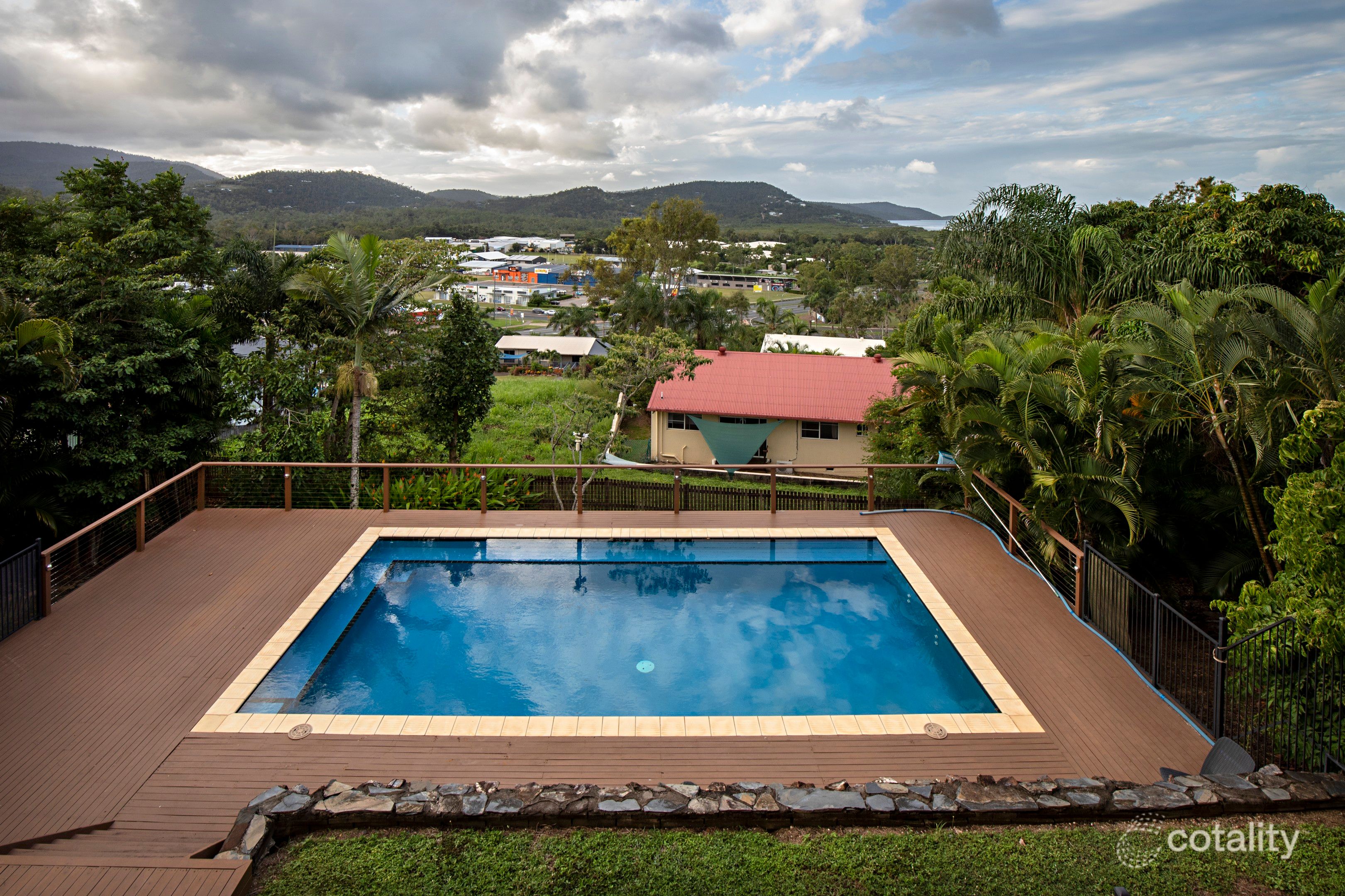 8 Whitehaven Cres, Cannonvale, QLD 4802