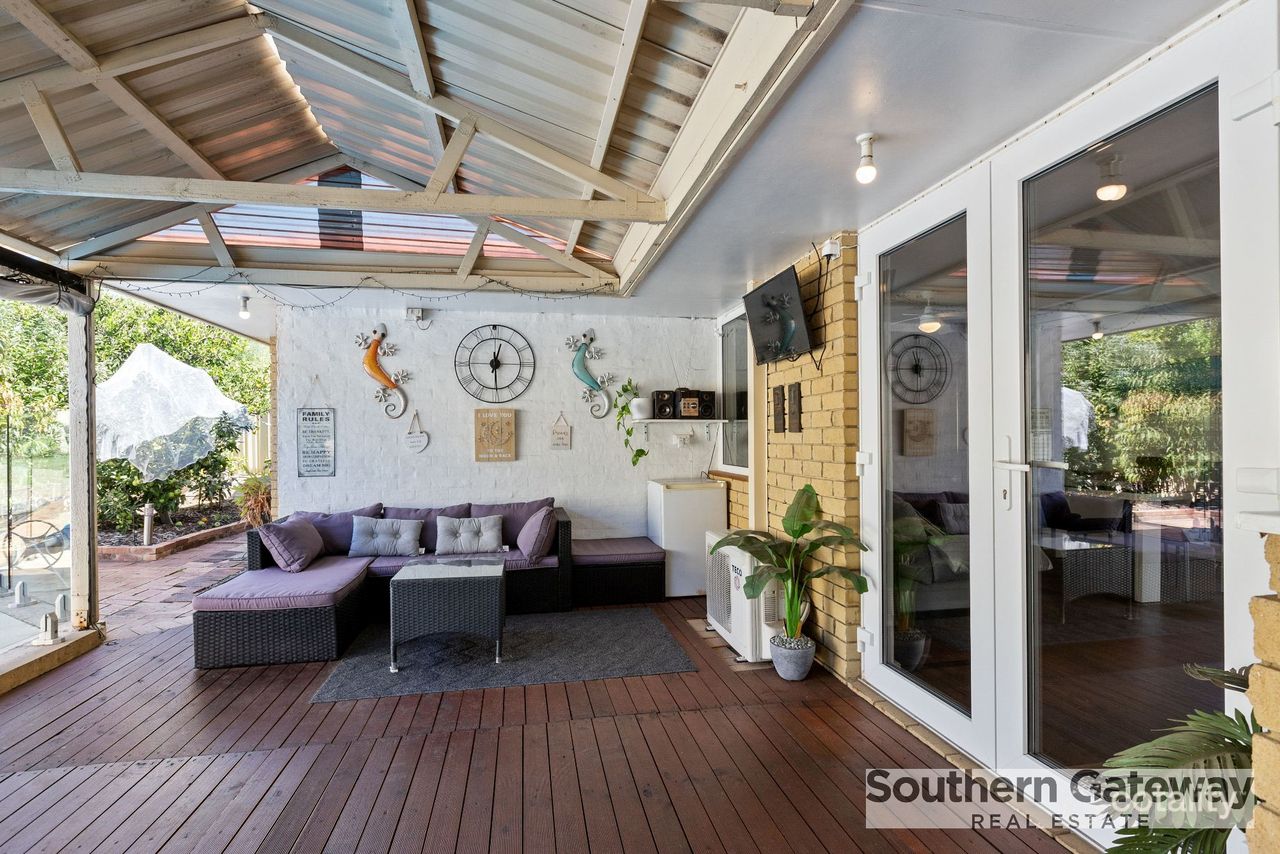 18 Mckanna Gdns, Parmelia, WA 6167