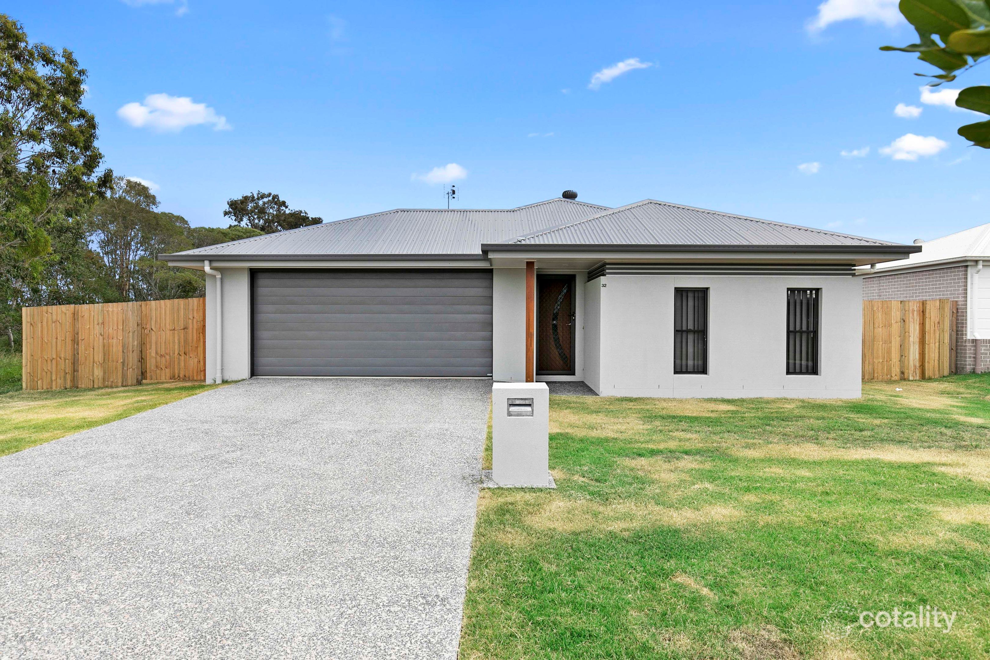 32 Sailaway Cct, Eli Waters, QLD 4655