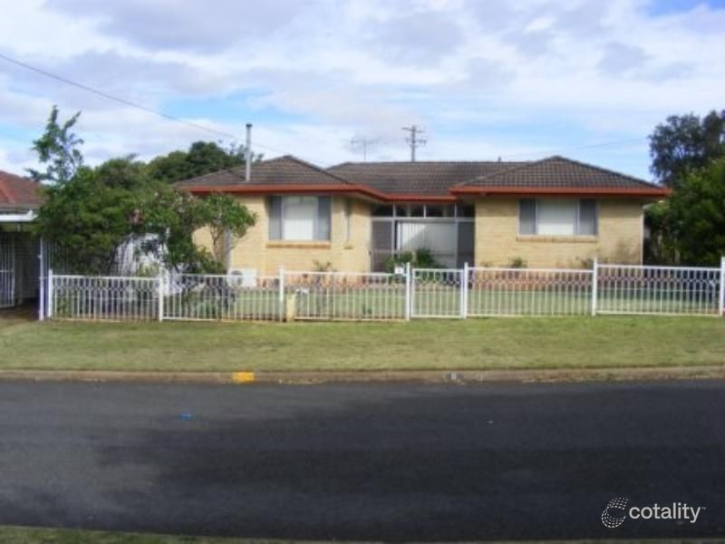 8 Illawarra St, Harristown, QLD 4350