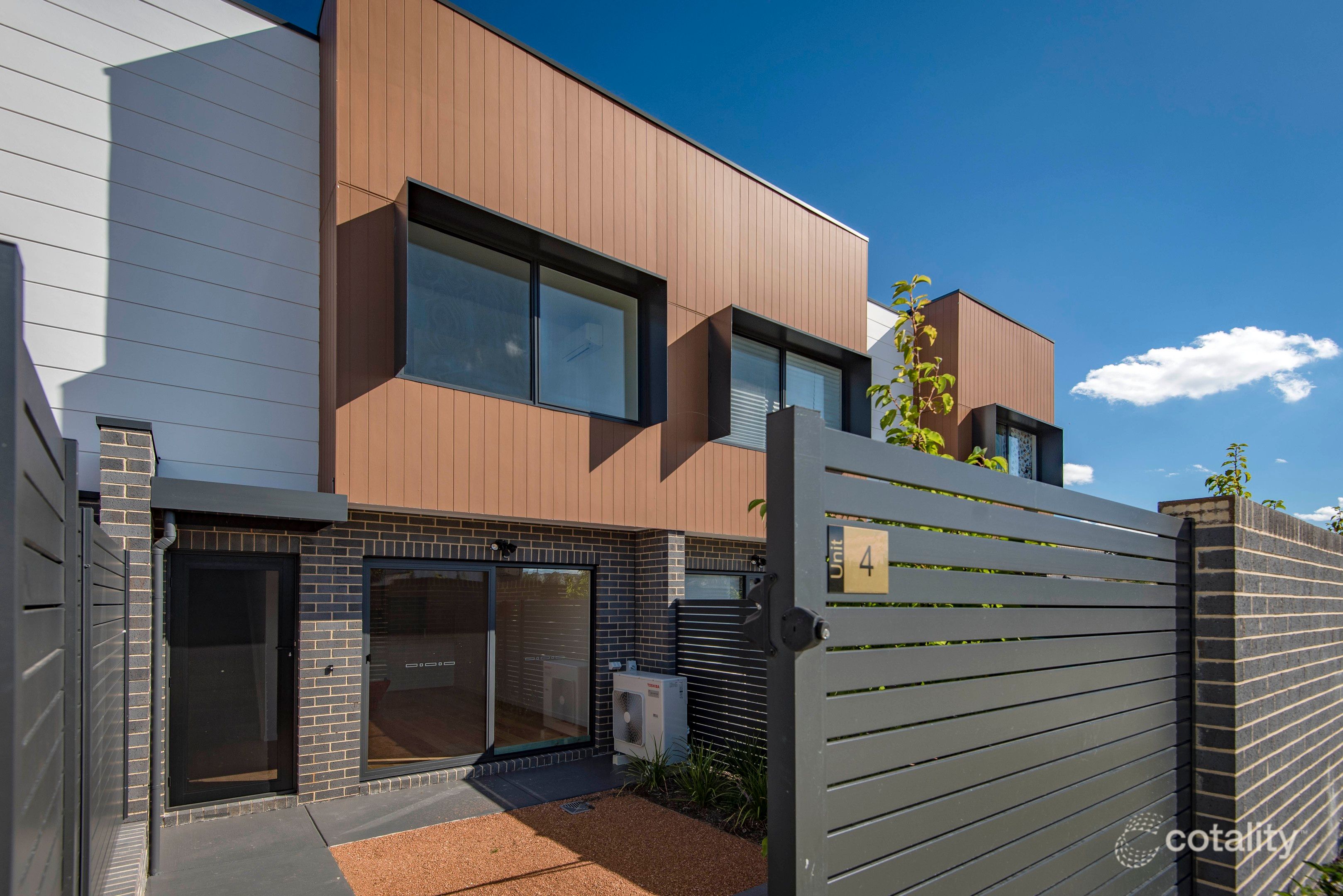 4/2 Telfer St, Coombs, ACT 2611