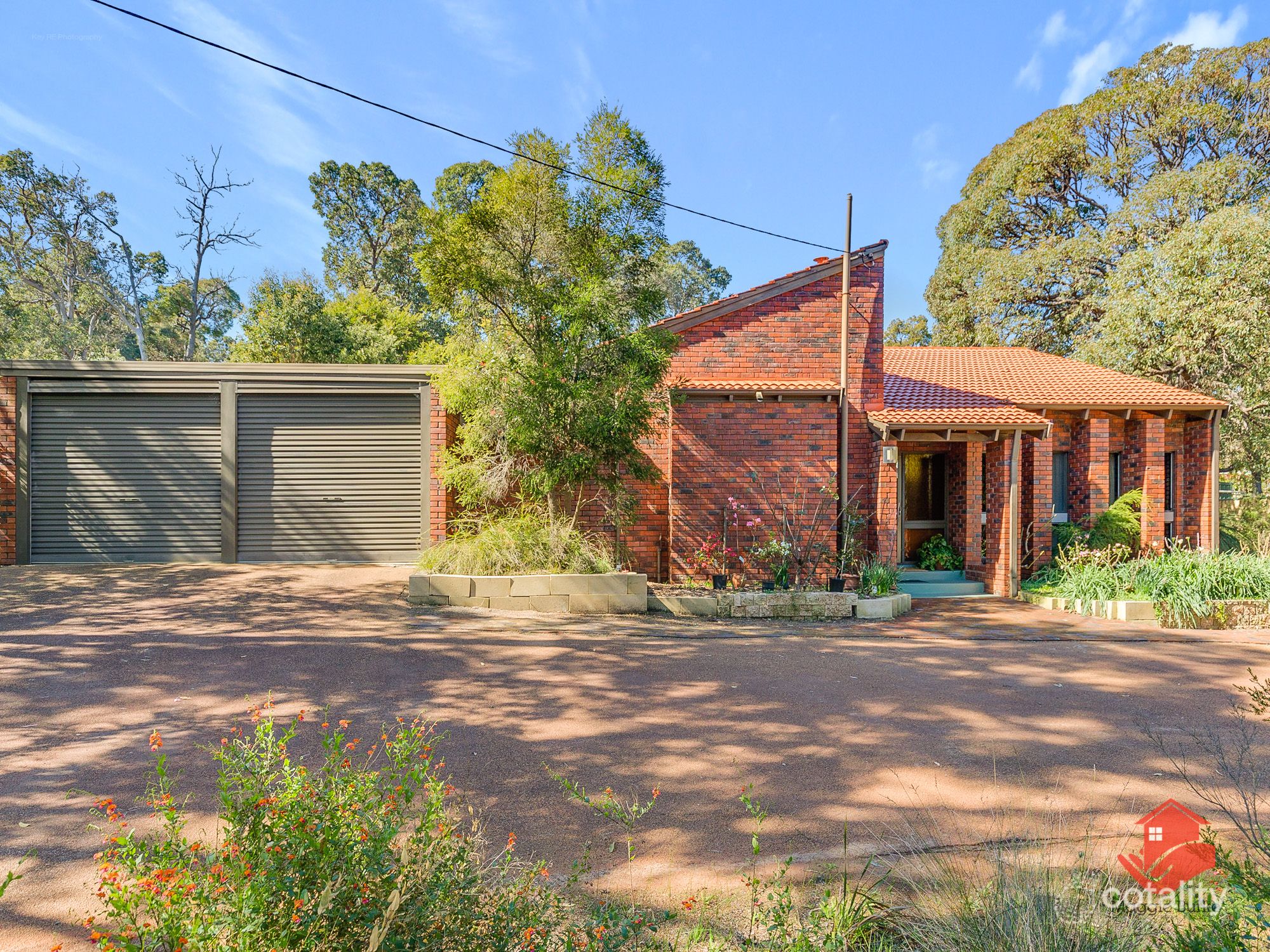 8 Eatts Rd, Roleystone, WA 6111