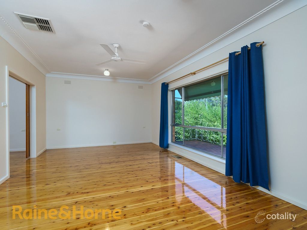 8 Waratah St, Kooringal, NSW 2650