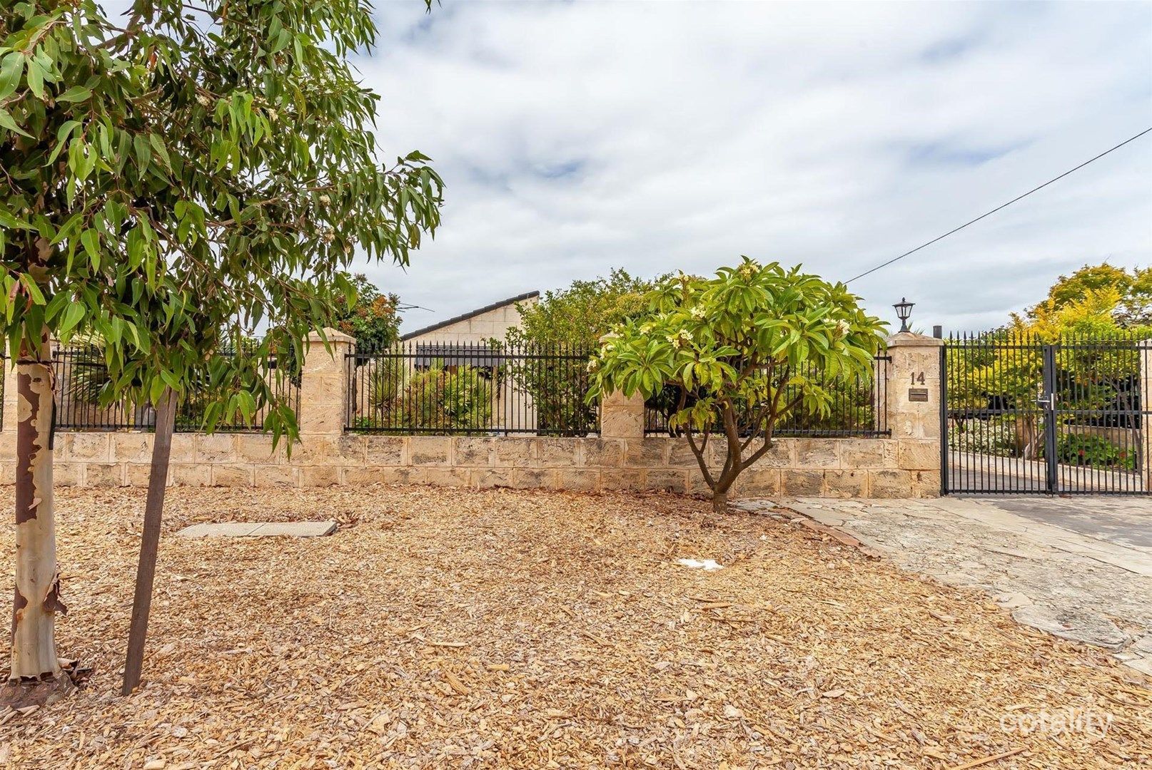 14 Chadstone Rd, Craigie, WA 6025
