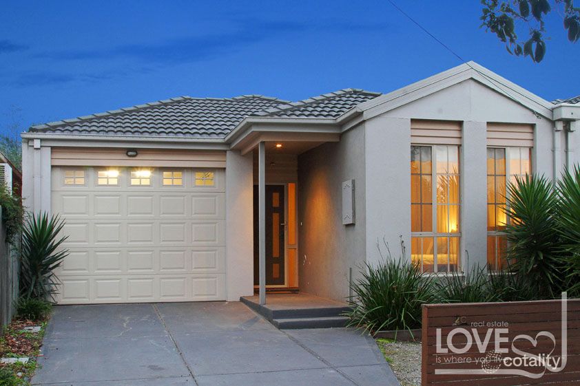 2c Thrower St, Reservoir, VIC 3073