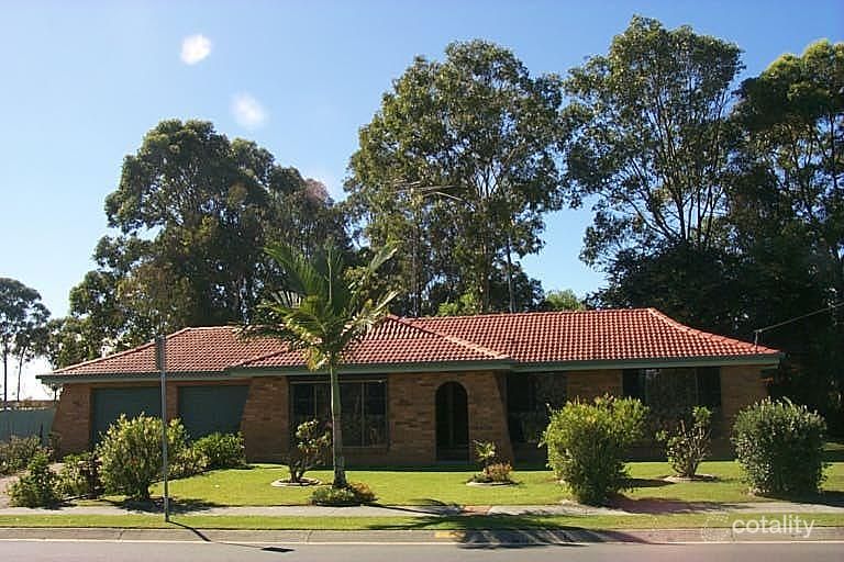 2 Fairway Dr, Clear Island Waters, QLD 4226