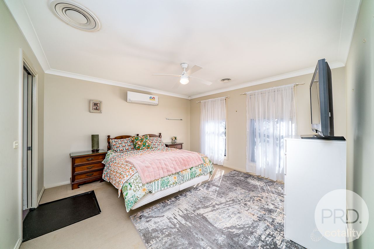 18 Fay Ave, Kooringal, NSW 2650