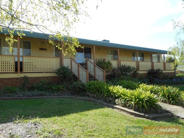 88-90 Lockhart St, Adelong, NSW 2729