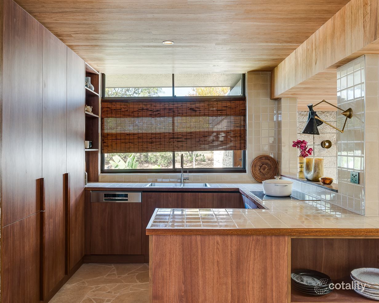 12 Finch St, Stafford Heights, QLD 4053