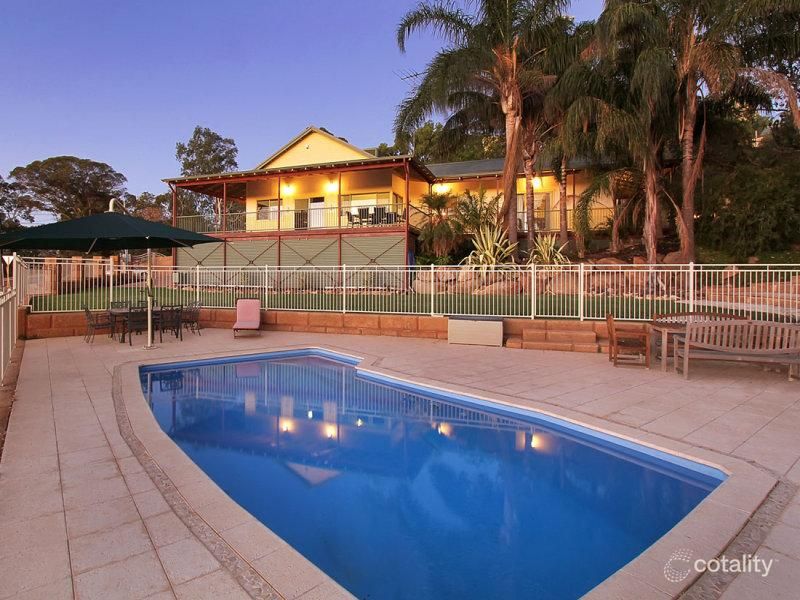 8 Curve Rd, Swan View, WA 6056