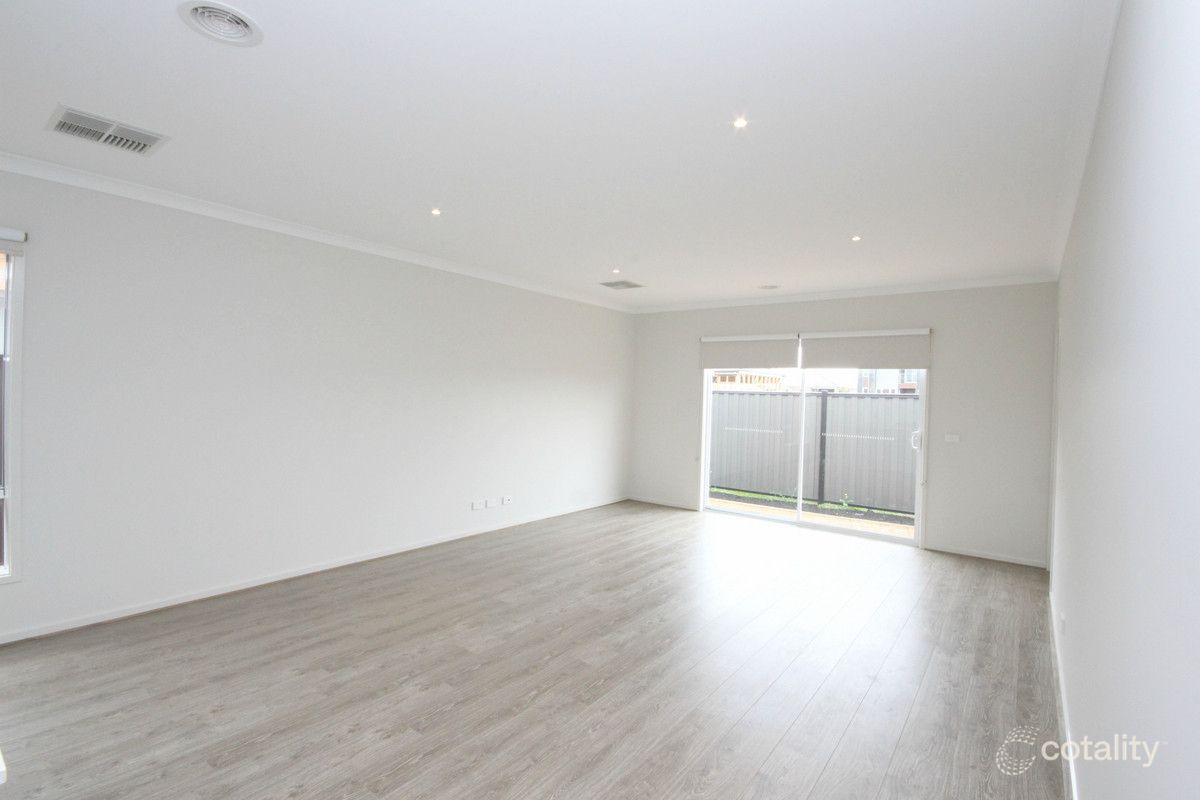 33 Peninsula Cres, Craigieburn, VIC 3064