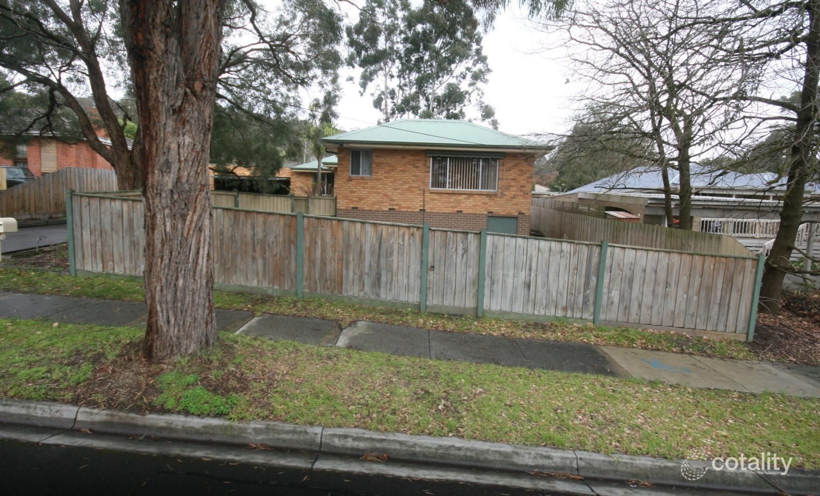 33 Oaktree Rd, Croydon North, VIC 3136