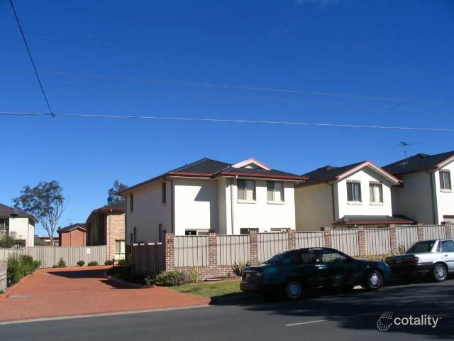 13/14 Pine Rd, Casula, NSW 2170
